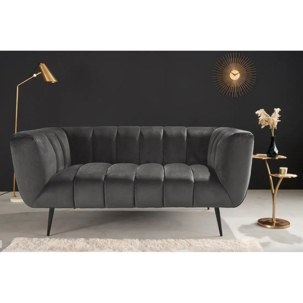 Divano dritto NORA 2 posti grigio scuro – Divano chic in velluto con piedi in metallo nero