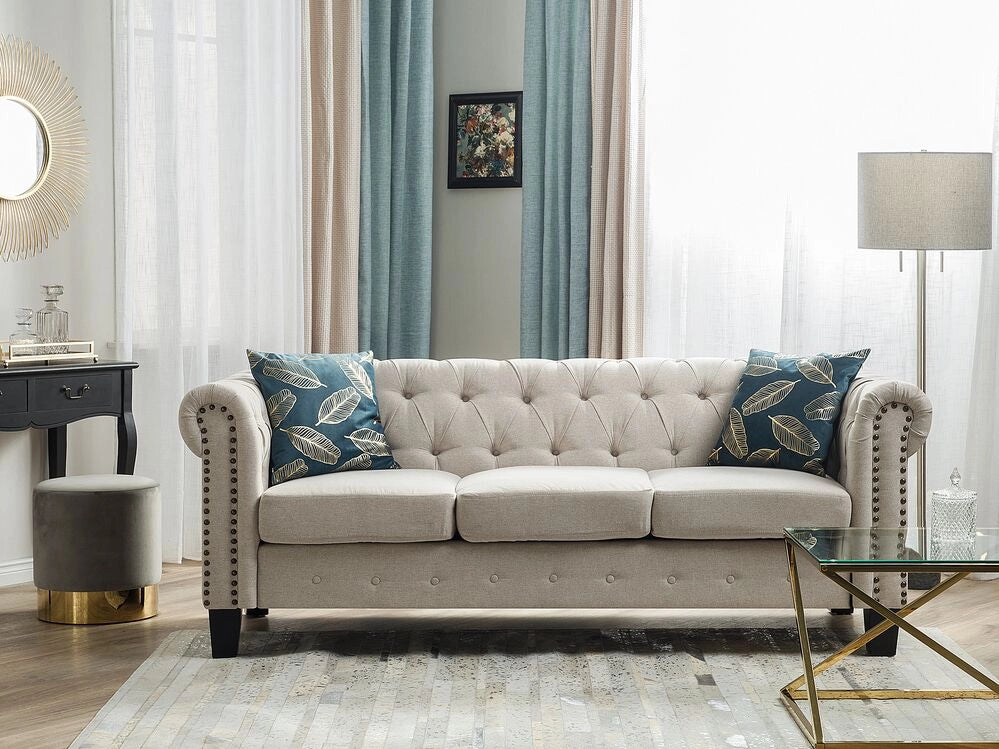 Divano Chesterfield Rivestimento in tessuto beige Gambe in legno scuro 3 posti