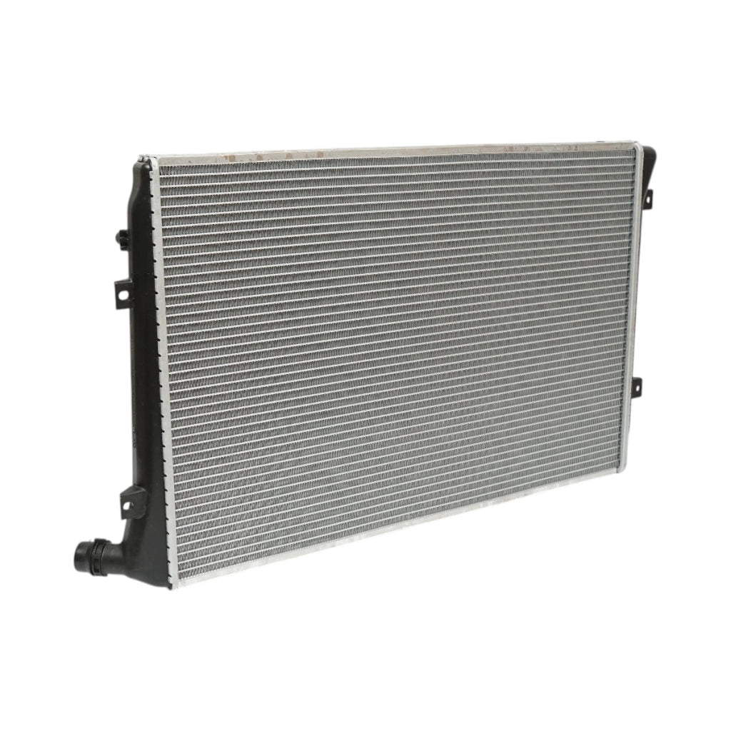 Radiatore raffreddamento acqua motore – VW, Audi, Skoda, Seat Dimensioni: 650 × 439 × 32 mm Codici OEM compatibili: 1K0121251AL, 1K0121251AN, 1K0121251BL, 1K0121251DP, 1K0121251EJ, 1924001042