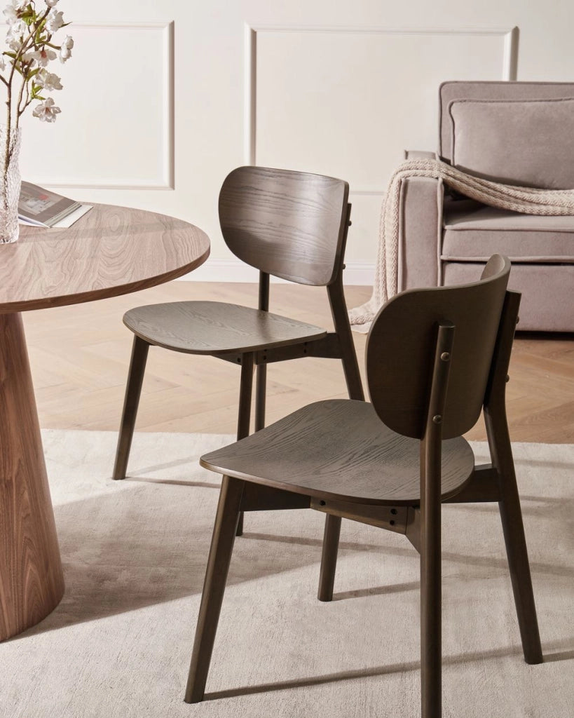 Set di 2 sedie da pranzo con struttura in legno di gomma marrone scuro, senza braccioli, design minimalista