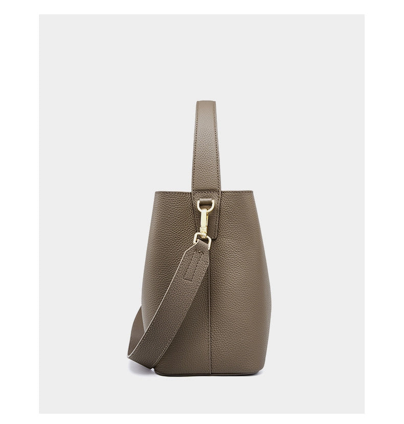 Borsa a tracolla da donna in vera pelle, colore marrone.