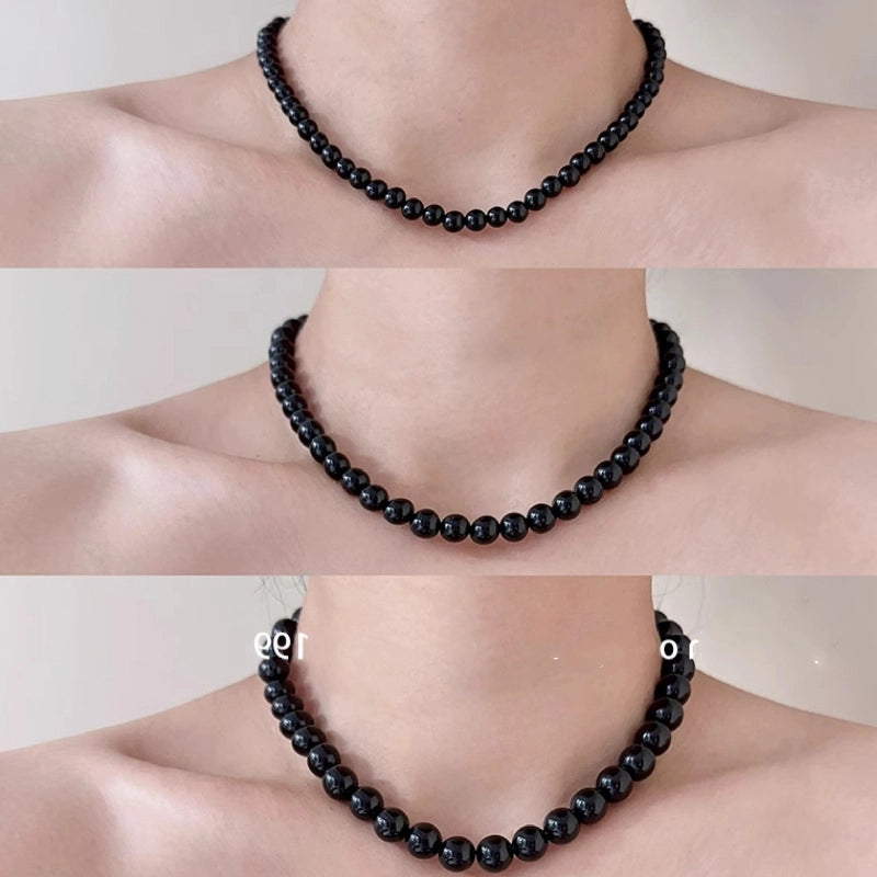 Nuova collana rotonda con perline nere e chiusura a lingotto.