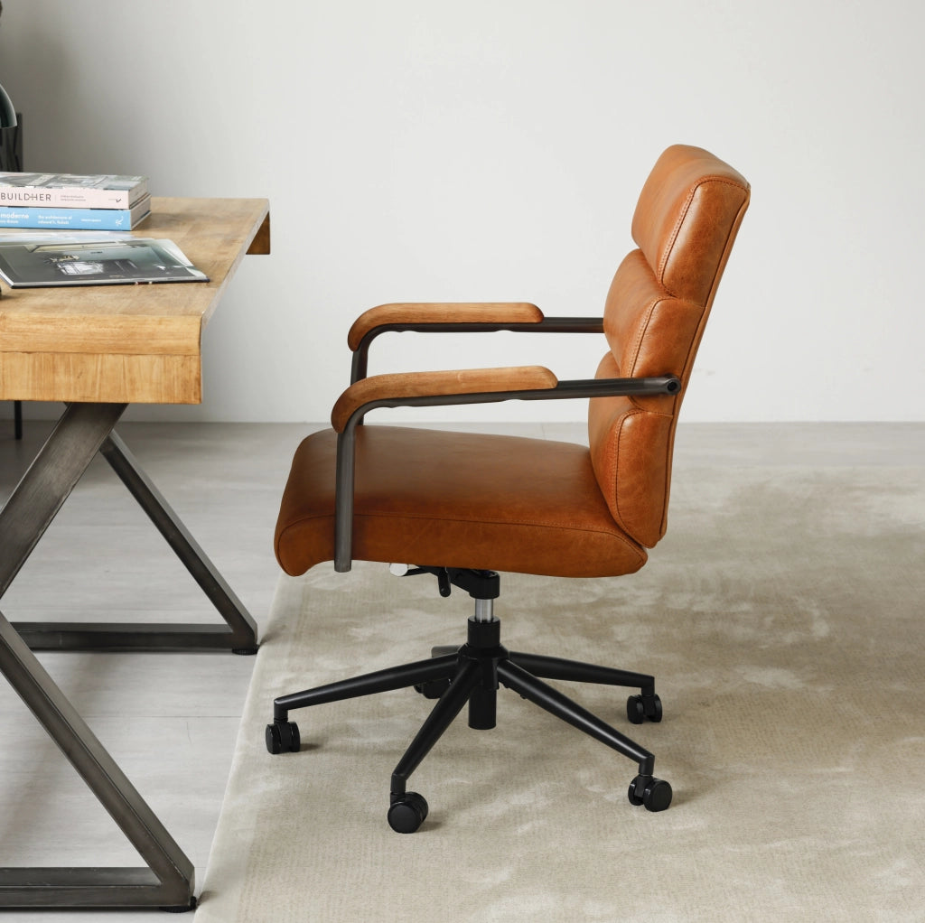 Sedia da ufficio in pelle marrone con ruote girevoli