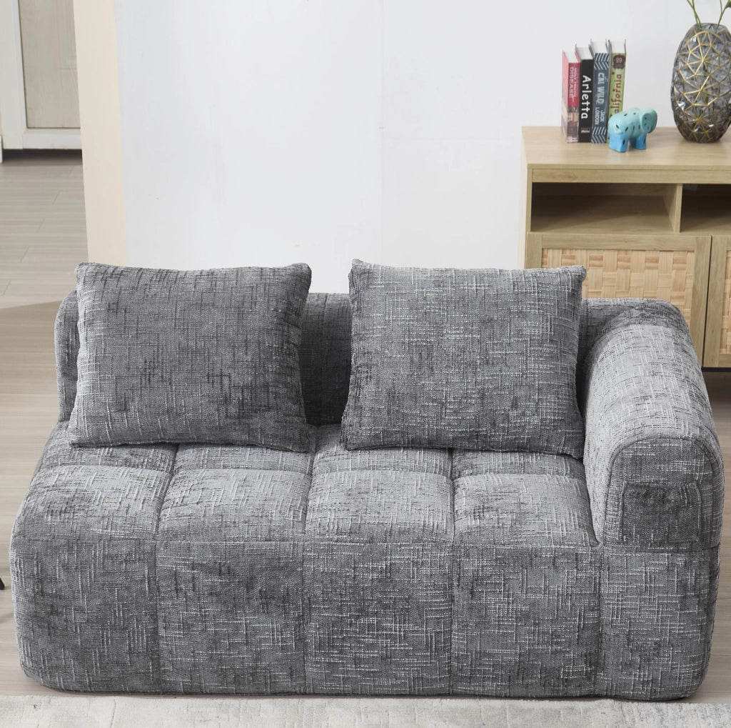 Divano 2 posti imbottito grigio con chaise longue, cuscino e tasche laterali per telecomando e cellulare