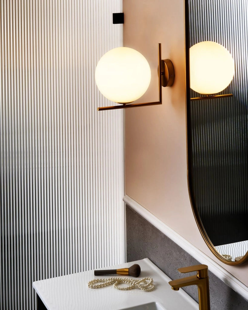 Lampada da parete Base in metallo dorato Paralume in acrilico Forma elegante Moderna Minimalista
