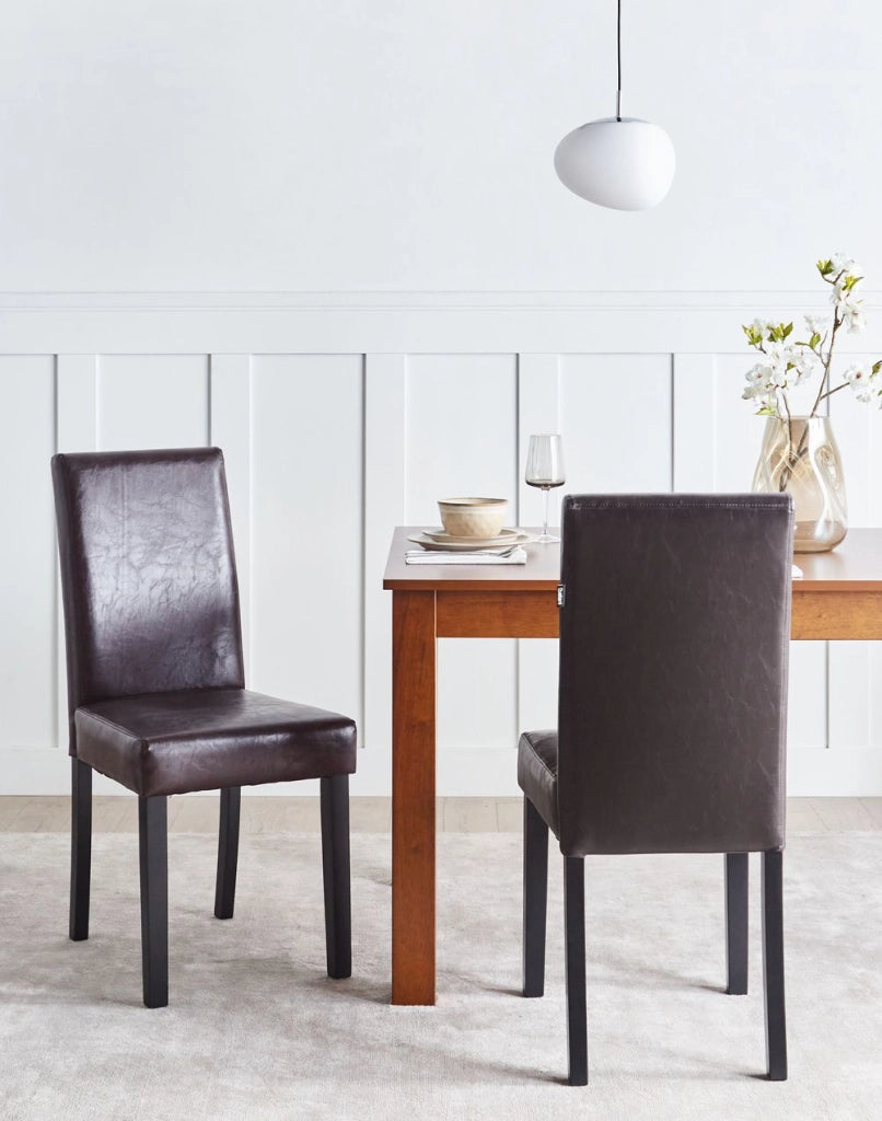 Set di 2 sedie da pranzo in ecopelle marrone con gambe in legno tradizionali