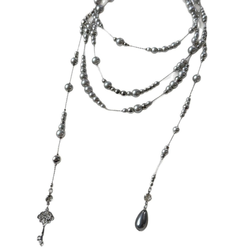 Collana lunga con perle grigie