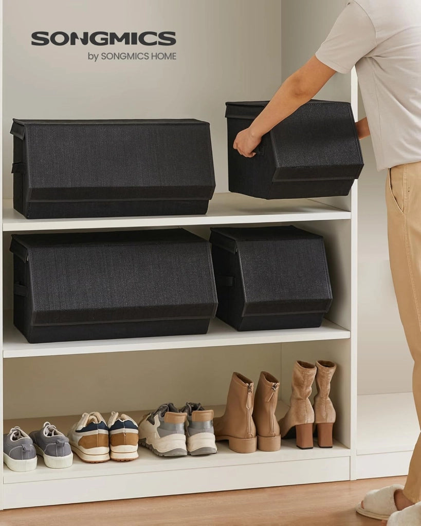 SONGMICS Set di 4 Scatole con Coperchio, Organizzatori Impilabili per Armadi, Contenitori con Chiusura Magnetica, Scatole in Tessuto, Struttura in Metallo, per Libri Vestiti, Nero Classico RLB022B01