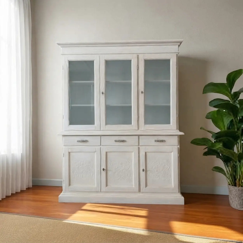 Credenza cristalliera Alberta in legno 3 ante in rilievo bianco anticato con zoccolo chiuso