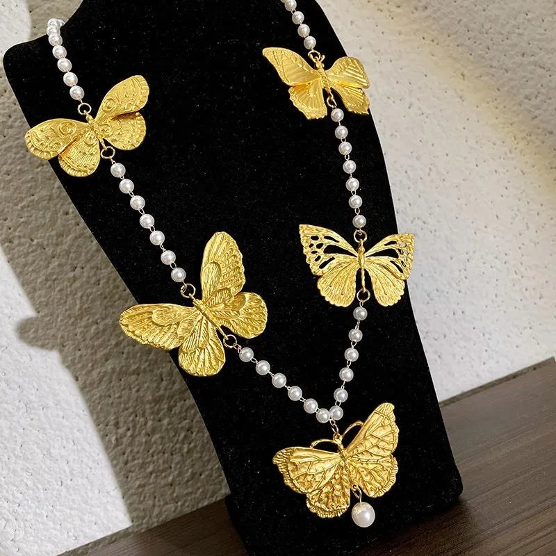 Collana con ciondolo a forma di farfalla dorata, realizzata a mano con perle, regalo di Natale o di compleanno.