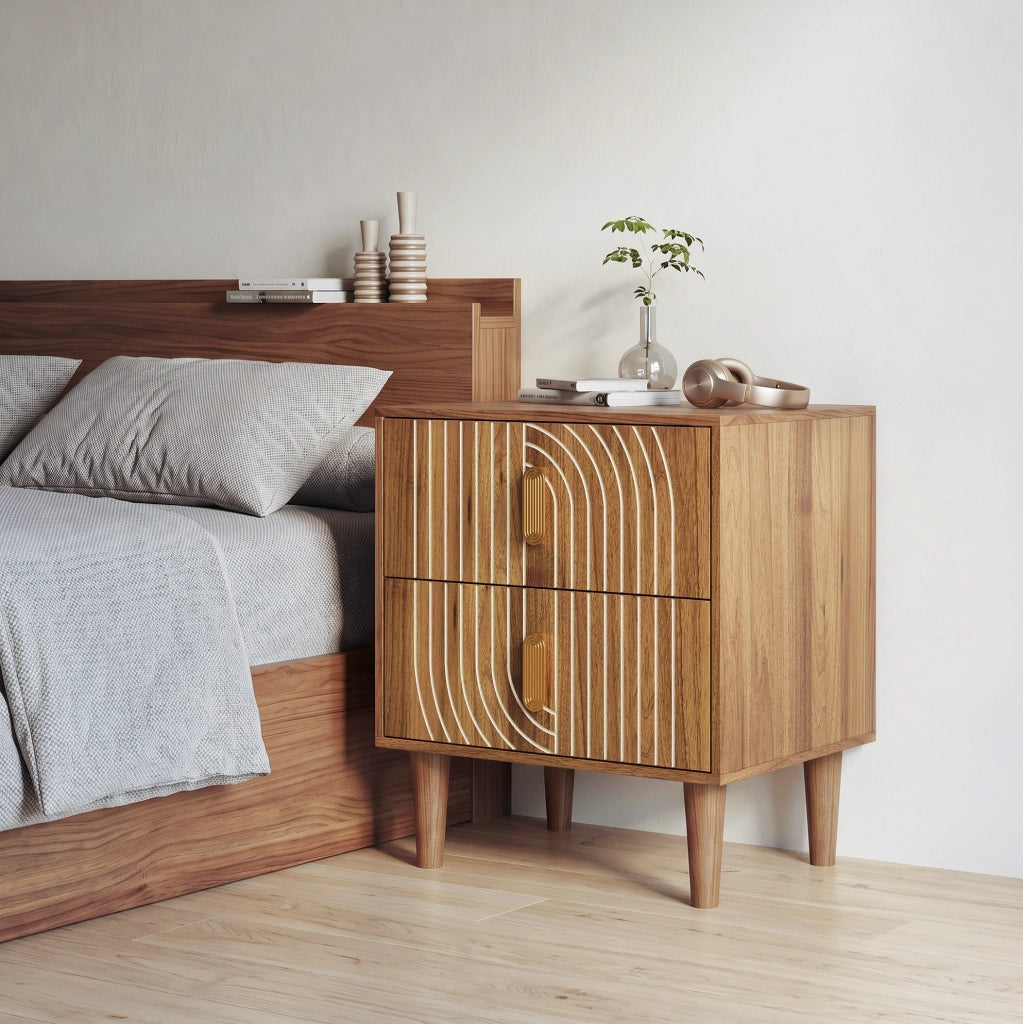 Comodino boho con 2 cassetti; decori geometrici; finitura marrone noce e maniglie dorate