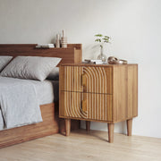 Comodino boho con 2 cassetti; decori geometrici; finitura marrone noce e maniglie dorate