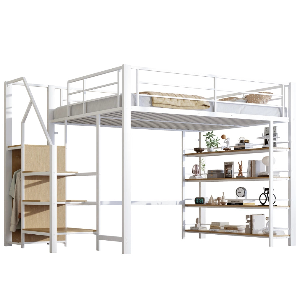 Letto a soppalco 140x200 cm in metallo bianco con scala contenitore, armadietto e ripiani, struttura salvaspazio