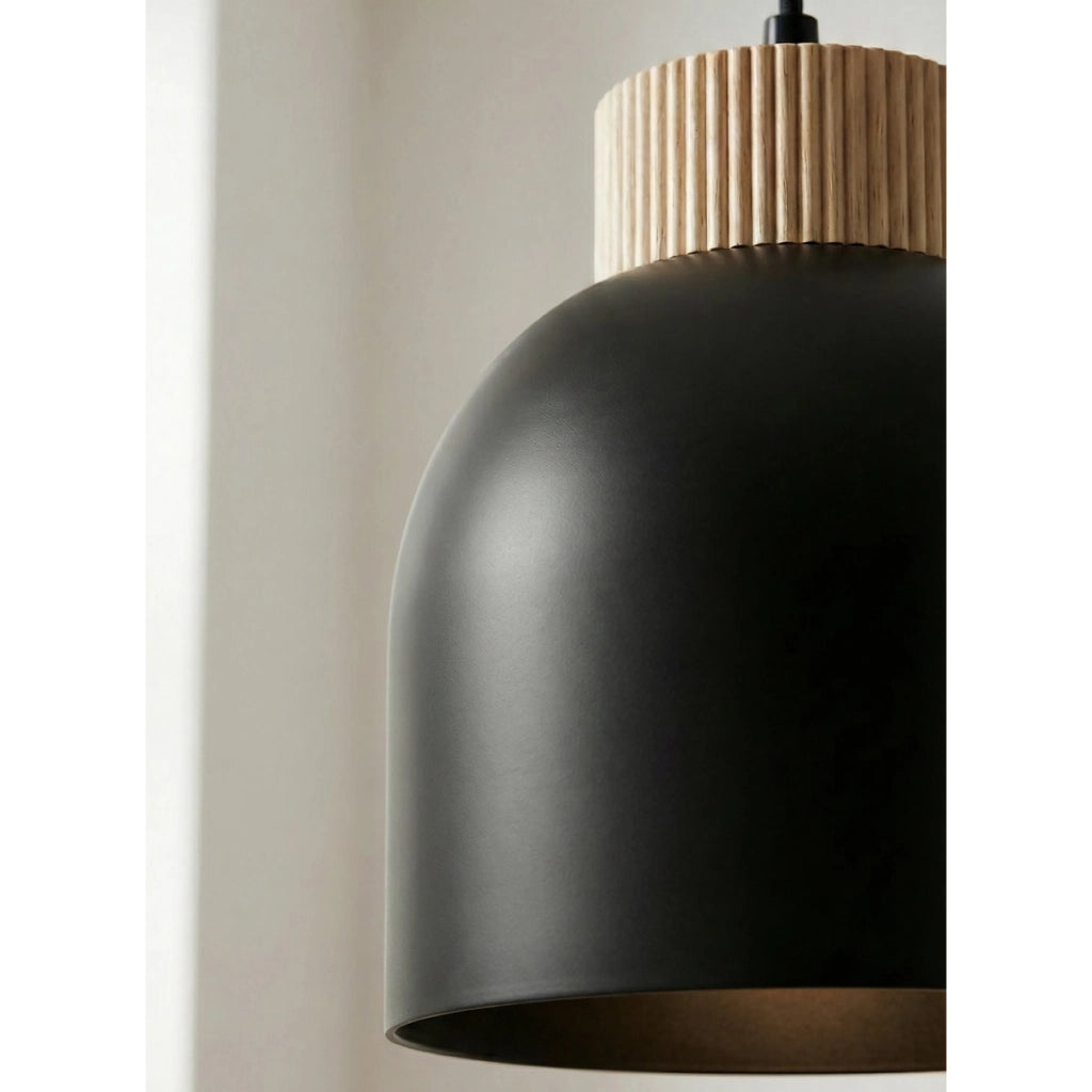 Lampada a sospensione KRU a tre luci in acciaio nero e legno