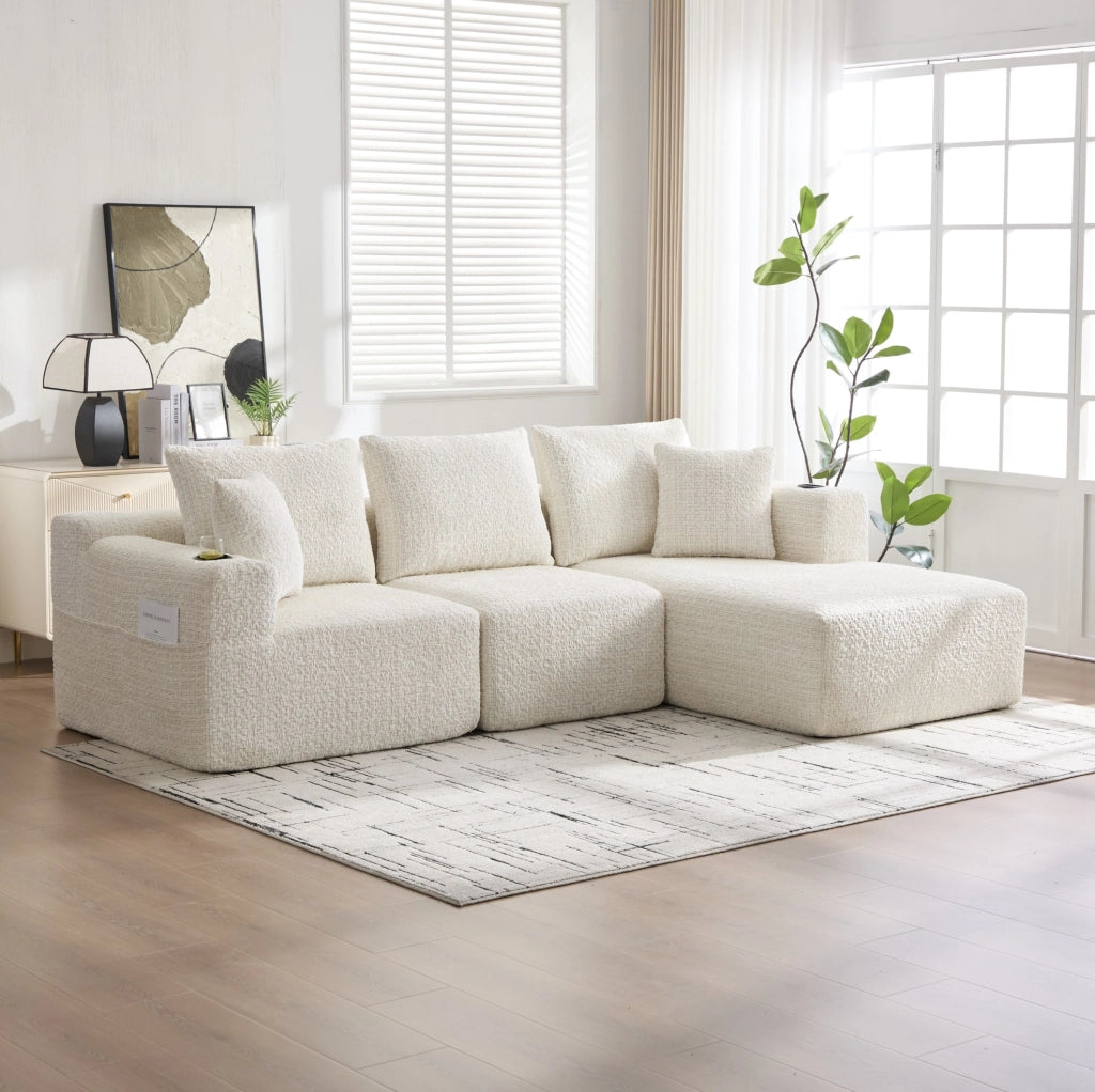 Divano angolare modulare beige in ciniglia con portabevande e tasche laterali