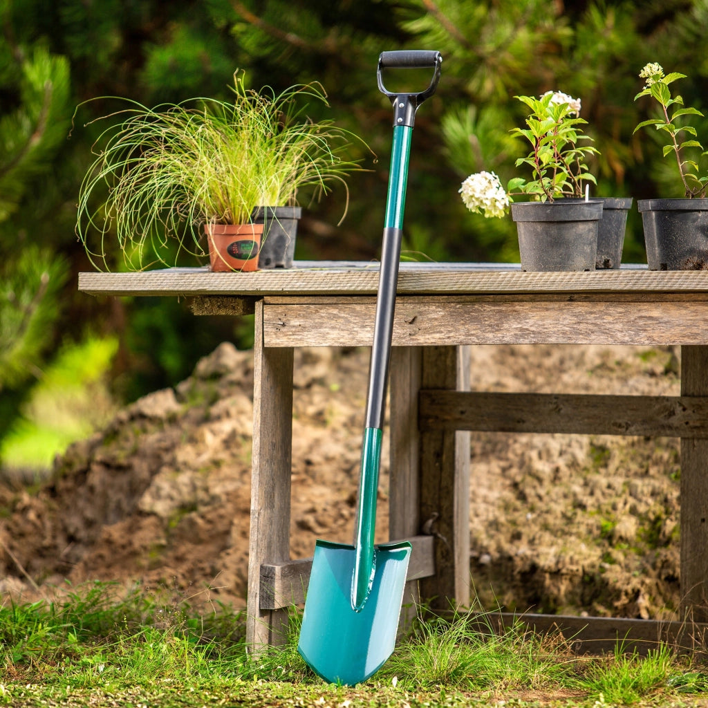Pala da giardino KADAX con lama affilata per scavare e piantare, manico in metallo, lunghezza 118 cm.