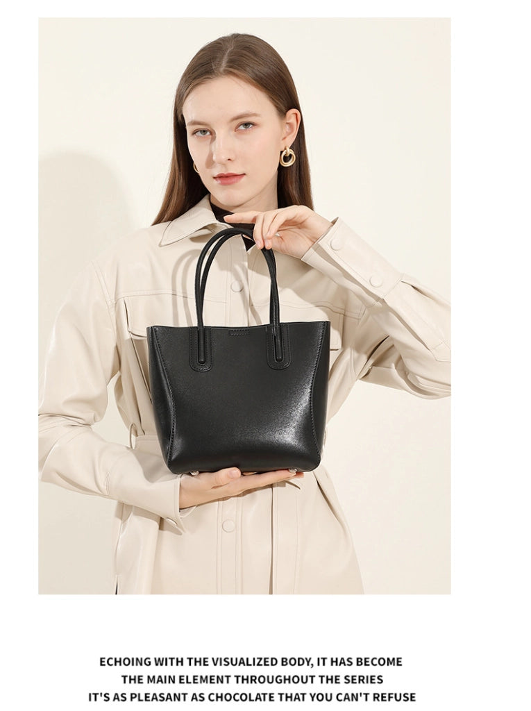 Borsa a tracolla da donna in vera pelle, nera, con manico superiore.