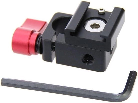 Adattatore per fissaggio caldo su rig DSLR per videolampi da 15 mm.