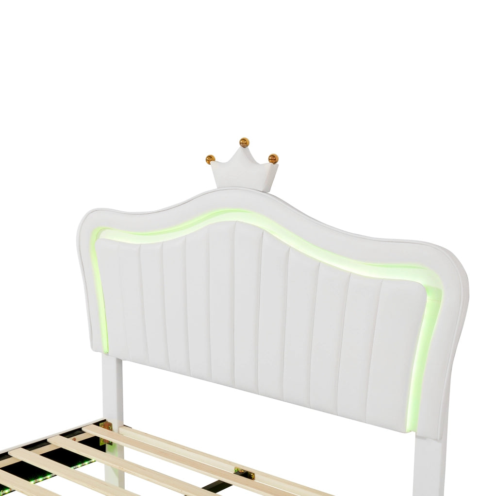 Letto imbottito per bambini 140x200 cm bianco con testiera a conchiglia, corona e LED