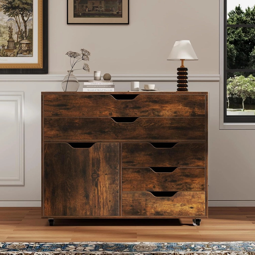 Cassetteria a 5 Cassetti, Comò Camera da Letto con Armadietto con Anta, Comodino Tavolino in Legno con 5 Ruote Universale, Mobile per Soggiorno, 77,5 x 40 x 64 cm (Marrone)