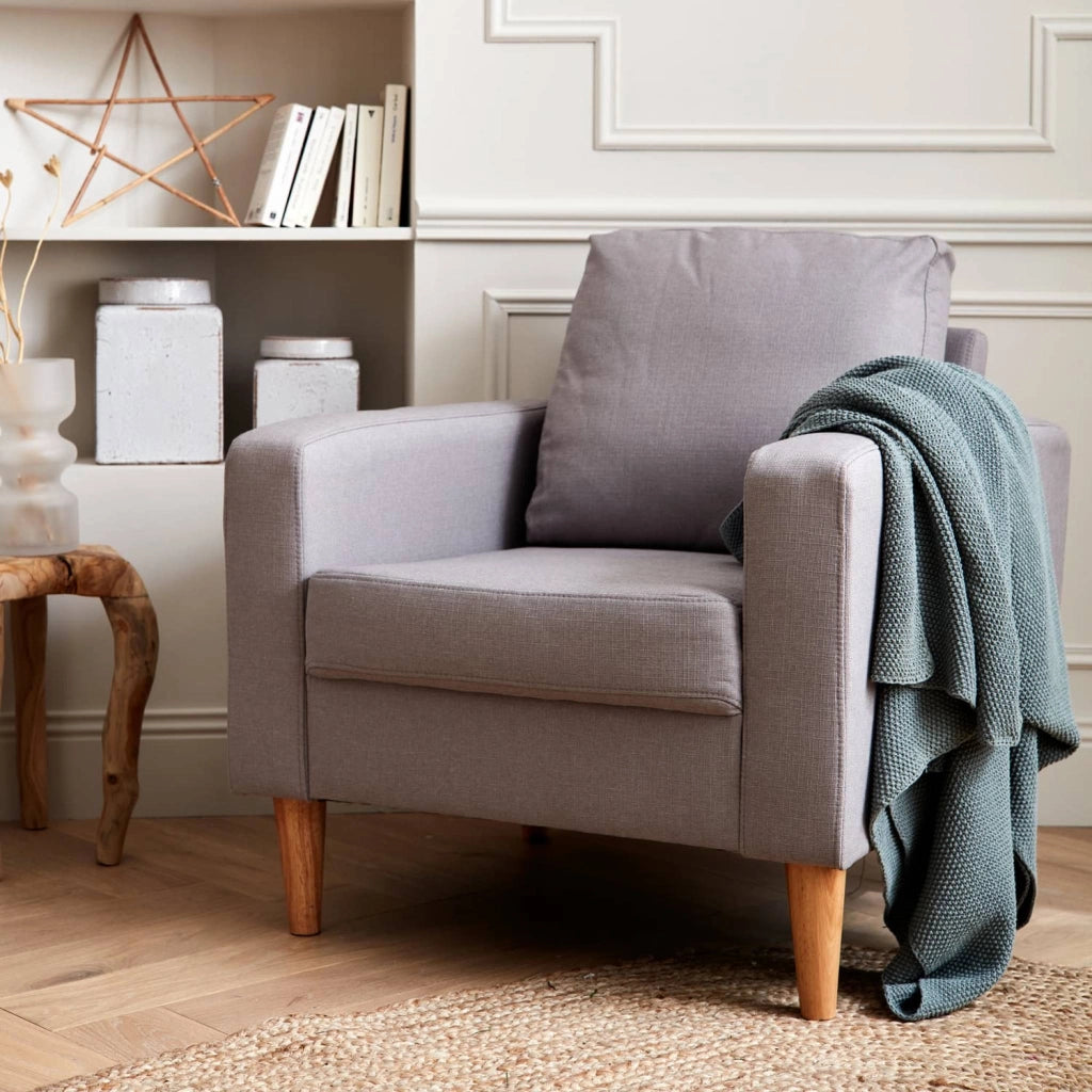 Poltrona scandinava in legno e tessuto, grigio chiaro