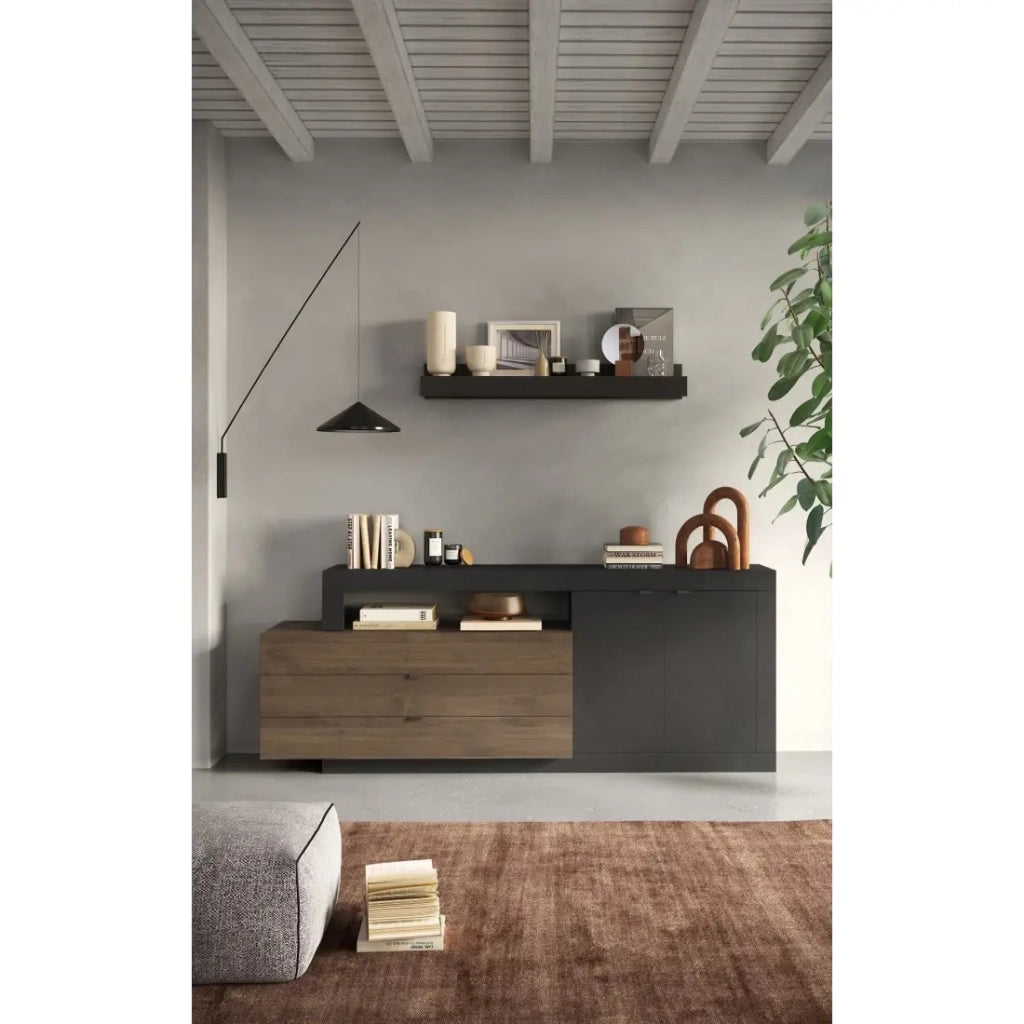 Vetrina design con porte in vetro e ripiani in vetro, collezione JET, bianco lucido laccato/grigio effetto cemento