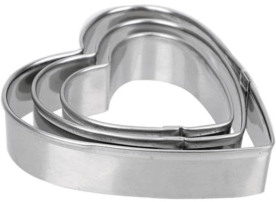 Set di 3 stampi in forma di biscotto in acciaio. Stampi in forma di cuore in 3 dimensioni diverse.