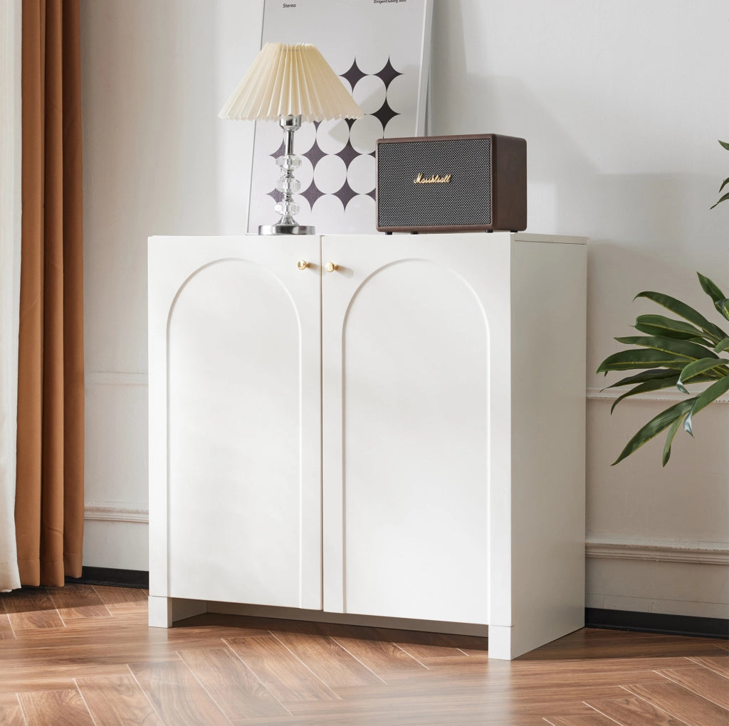 Credenza bianca con motivo ad arco e maniglie dorate