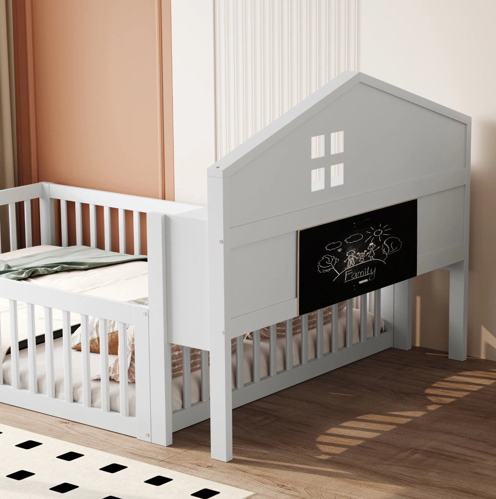 Letto a pavimento per bambini 140x200 in legno massello; bianco; con ripiani e porta