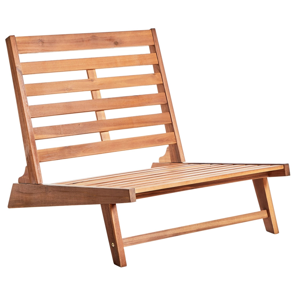 Poltroncina Light in legno di acacia colore bianco sporco con schienale e cuscini per la seduta Design perfetto per interni ed esterni, che unisce stile moderno e rustico.