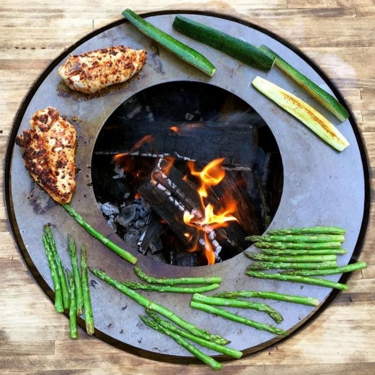 Arteflame One20 bbq e braciere in acciaio corten, con piastra di cottura in ghisa da 51 cm, altezza totale 53 cm