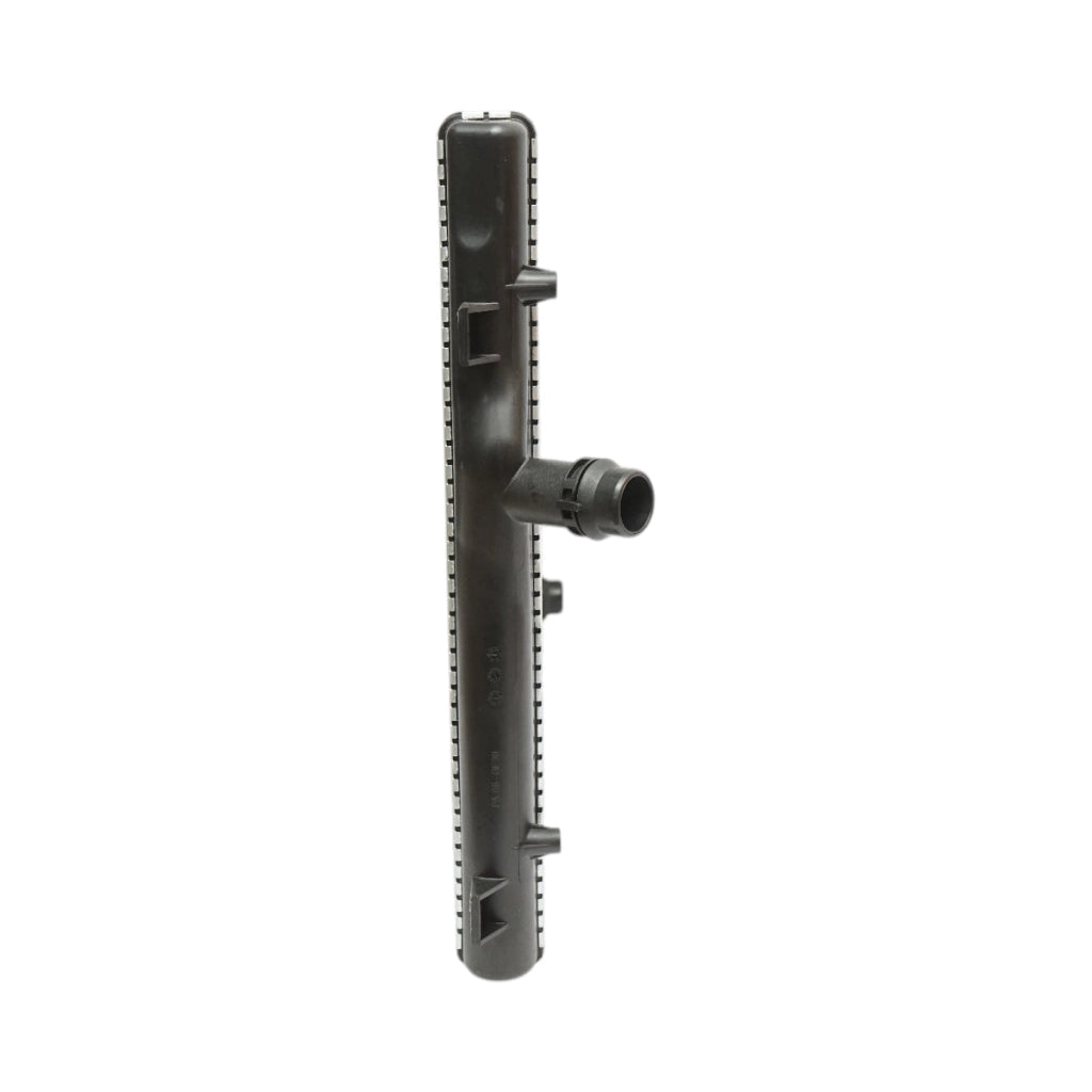 Radiatore raffreddamento acqua motore – Audi, Seat, Skoda, VW (motori 1.2 – 2.0 Diesel) Dimensioni: 647 × 440 × 32 mm Codici OEM compatibili: 3C0121253AR, 3C0121253Q, 53425A, 1924001040
