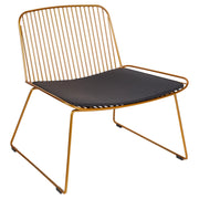 Sedia d'accento in metallo dorato con design a filo senza braccioli in ecopelle nera con cuscinetto Glam Industrial Modern