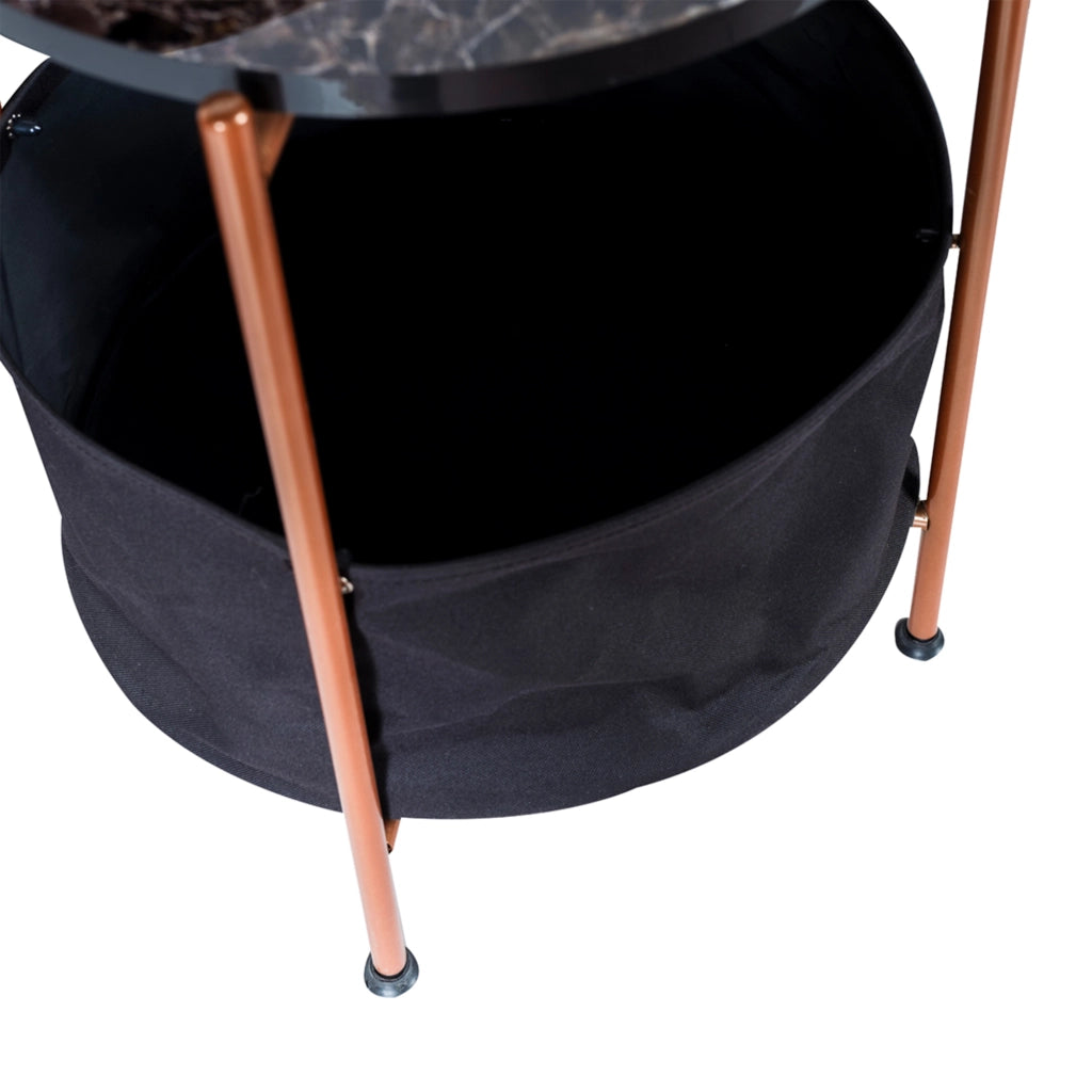 Tavolino Basso da Divano 'Suonenjoki' con Cesto Contenitore in Tessuto e Piano Rotondo - Color Bronzo/Effetto Marmo Nero [en.casa]