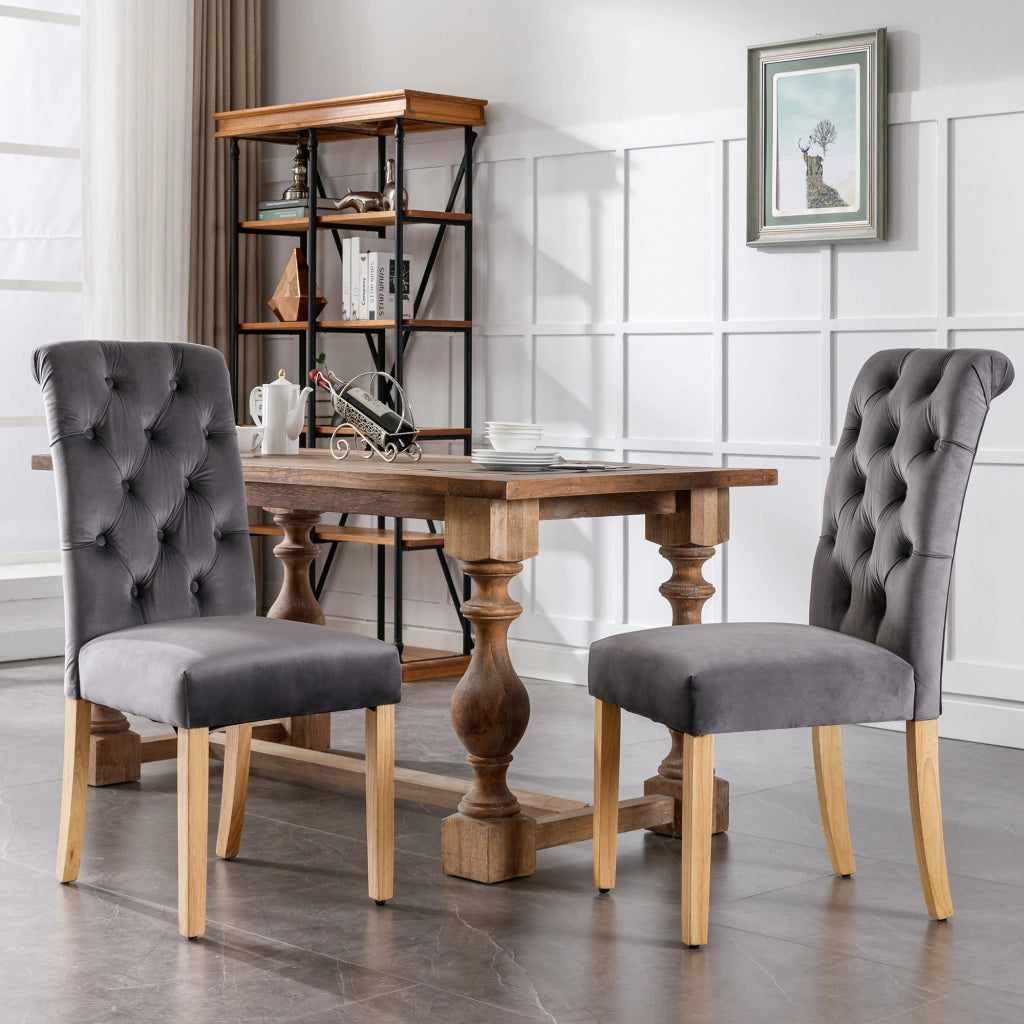Set di 4 sedie da pranzo in velluto grigio con gambe in legno di quercia, schienale curvo e dettagli capitonné