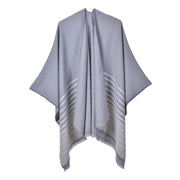 Mantella calda da donna reversibile in maglia con spacco e nappine.