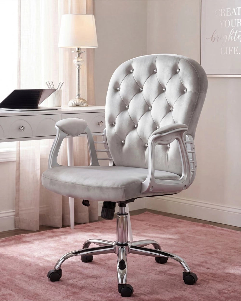 Sedia da ufficio in velluto grigio chiaro con cristalli e altezza regolabile e schienale trapuntato stile retrò moderno