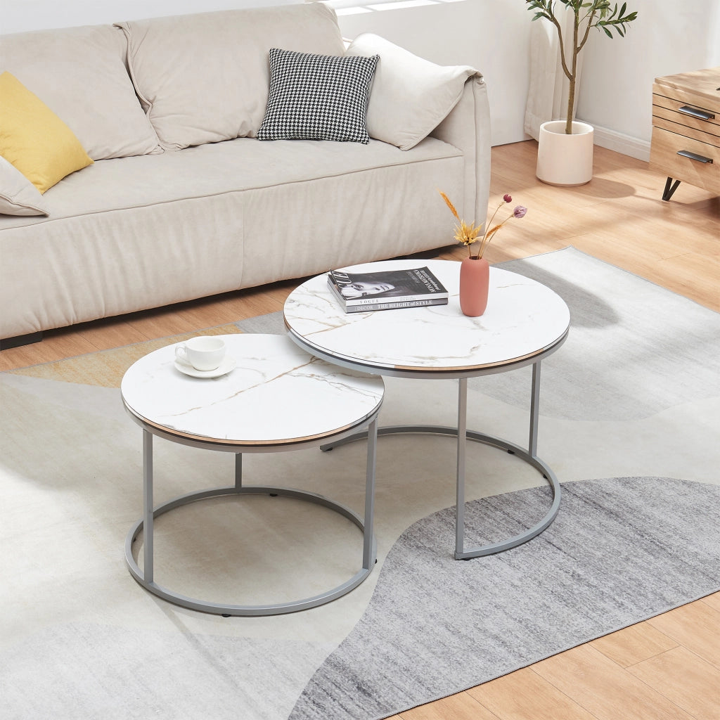 Set Skagen 2 Tavolini Sovrapponibili con Piani Rotondi e Telaio in Metallo - Effetto Marmo Bianco / Argentato [en.casa]