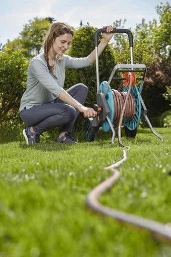 Gardena 18515-20 AquaRoll M Easy Carrello Avvolgitubo Manuale Capacita' 60 m Diametro Tubo 13 15 19 mm con Stop Goccia e Resistenza al Gelo colore Nero Blu Arancione