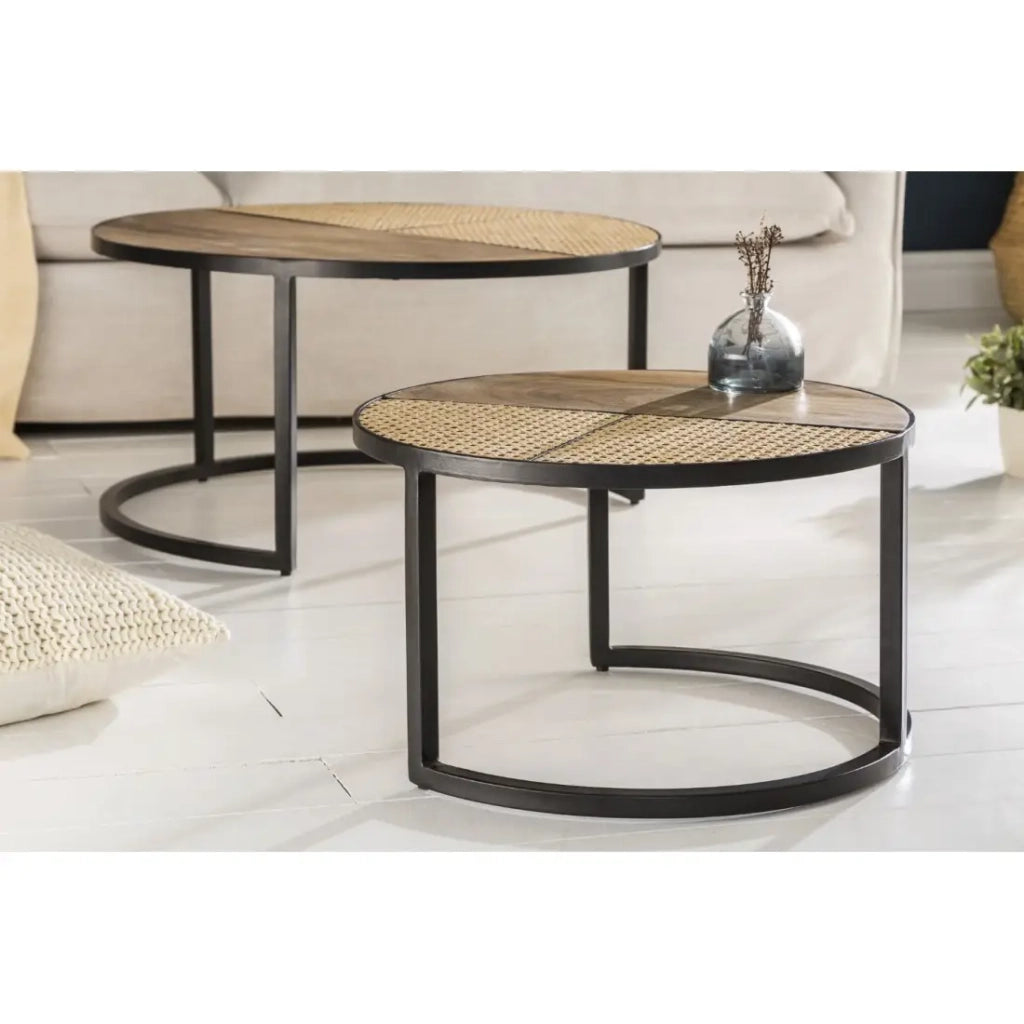 Tavolini impilabili KANEVIA rotondi in legno di mango massiccio, rattan e metallo nero