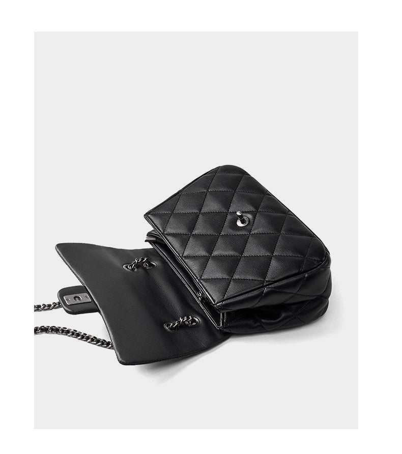 Borsa a tracolla da donna in vera pelle con catena a maglia romboidale, colore nero.
