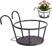 Sostegno per piante di balcone con rete metallica per contenere i vasi di piante.