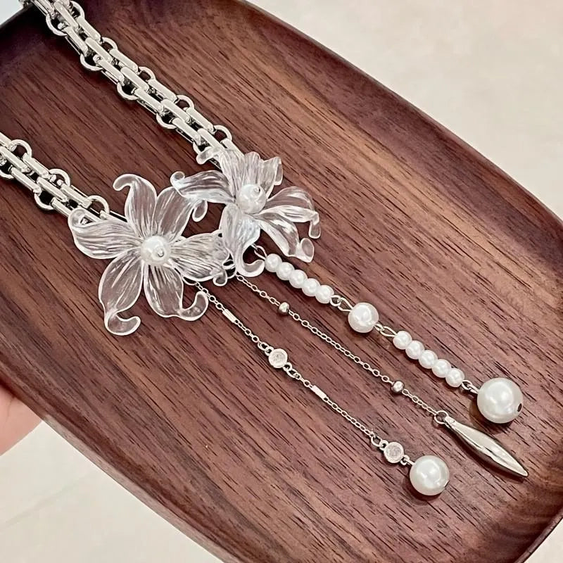 Collana vintage fatta a mano con fiore trasparente, perle e nappa, regalo di Natale o compleanno.