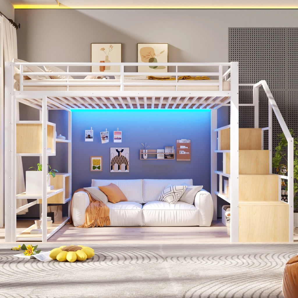 Letto a soppalco 140x200 cm con spazio libero sottostante; LED; ripiano; gradini integrati e parapetto; metallo bianco