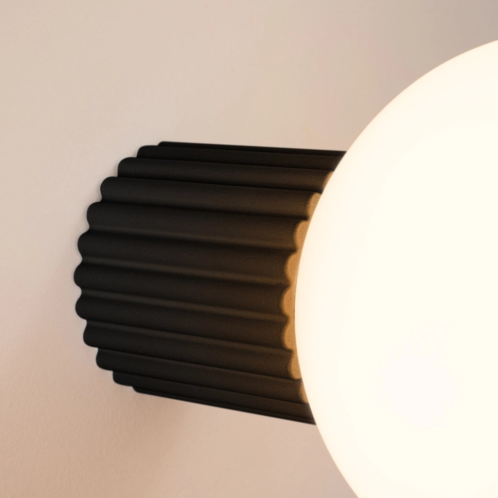 Applique moderna nera rigata, globo vetro G9 IP44 SFERA