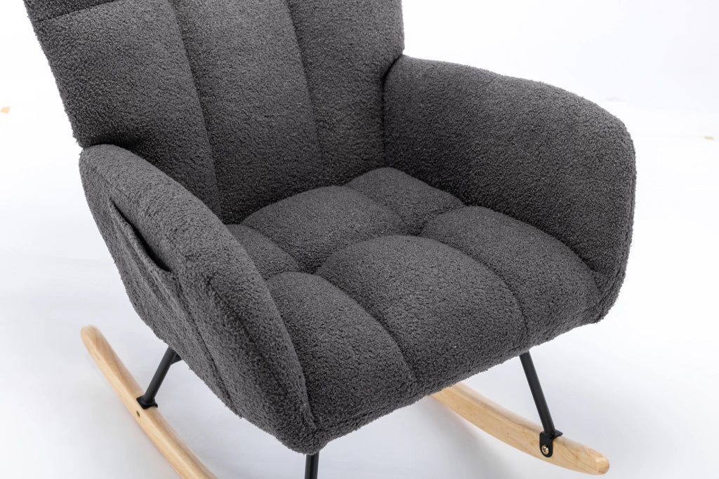 Sedia a dondolo in tessuto teddy con design ergonomico base in legno massiccio e struttura in metallo grigio