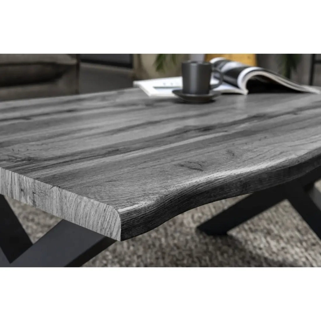 Tavolino basso RIVET effetto legno grigio e gambe in metallo nero a X – tavolo design industriale moderno