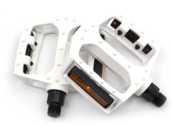 Pedali da mountain bike con trasmissione a cuscinetti e strisce riflettenti, antiscivolo, bianchi.