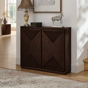 Credenza con ante scanalate a V e aperture per prese in legno e MDF noce