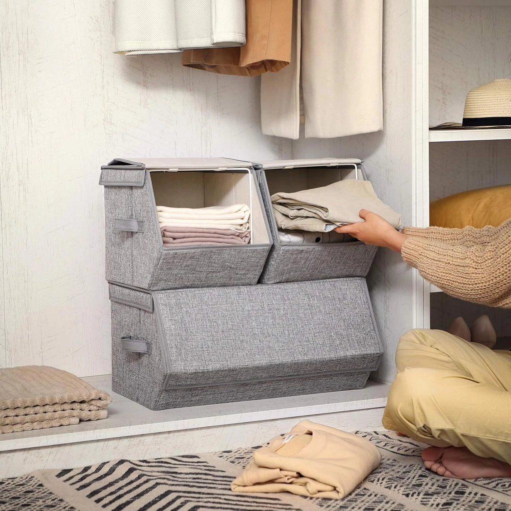 SONGMICS Scatole Portaoggetti Impilabili, Set di 3 Contenitori con Coperchio, Cornice di Metallo, Chiusura Magnetica, per Vestiti Giocattoli Libri, Grigio RLB12GY